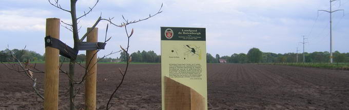 Zicht op het Arresveld, met op de voorgrond de in 2001 geplante lustrumboom,vanaf de noordzijde, op de kruising met de oude spoorlijn (thans wandelpad). E