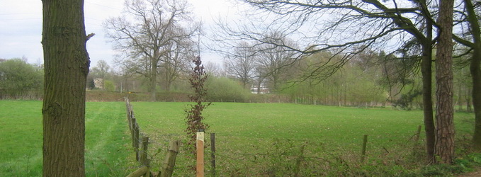 Zicht op het perceel vanaf Landgoed Mentink, nabij kruising Grotersweg, spoorlijn naar Groenlo (op de achtergrond) en het oude spoor (nu wandelpad), nabij de Morgenzonweg. G1