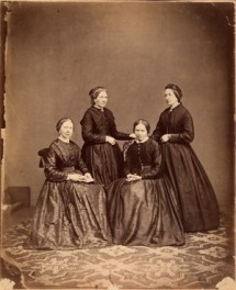 Vier zussen Batenburg; staand van links naar rechts: Leentje (MHC 1822-1905) Marianne (MAG 1826-1901) zittend vlnr: Truitje (Geertuida 1824-1888) Lizet (JE 1820-1876)